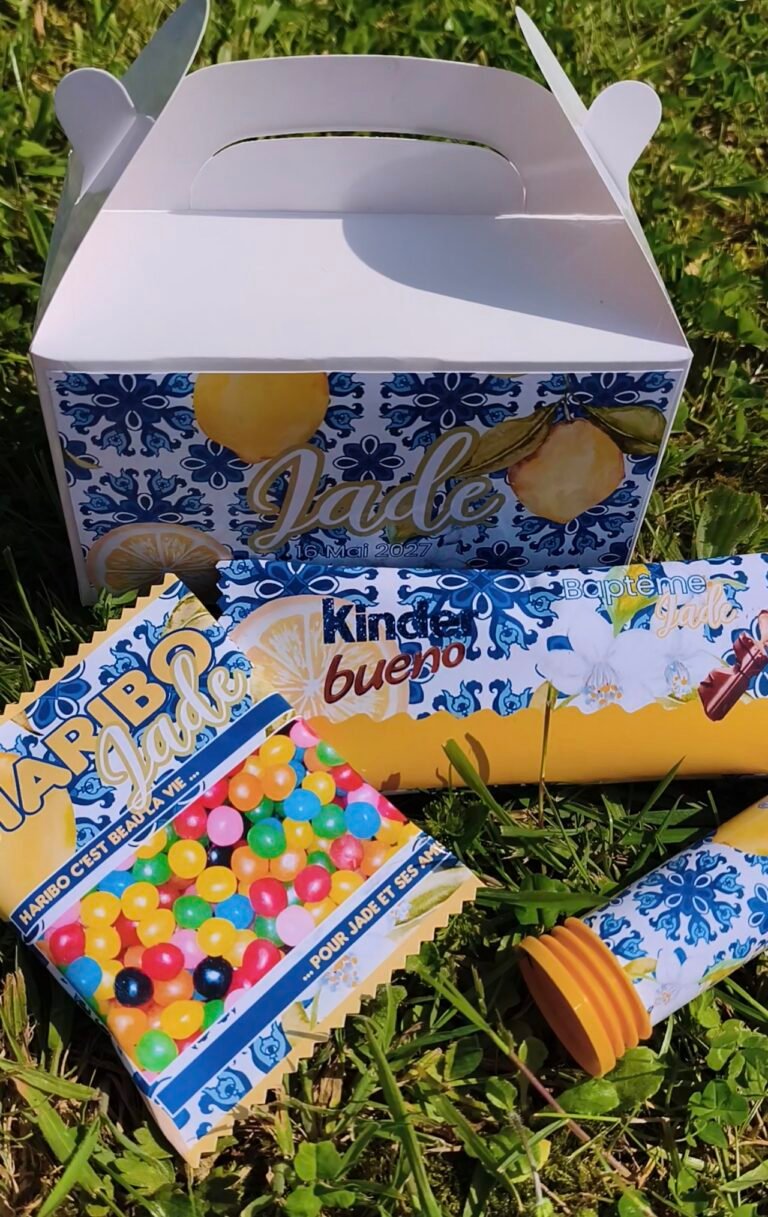 Papeterie personnalisée baptême Dolce Vita – emballages aux motifs de citrons et faïence bleu et jaune