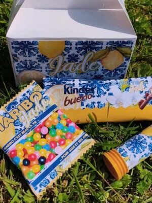 Pack Baptême Royal – lunch box personnalisée remplie de Kinder Bueno, Dragibus, Nutella et jouet à bulles